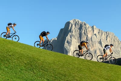 Dekoracyjna ilustracja związana z wyjazdem grupowym